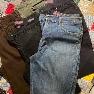 Lot of Gloria Vanderbilt “Amanda” style jeans